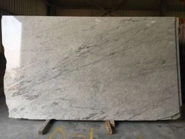 Folyó fehér gránit lapok